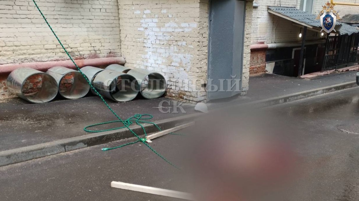 Рабочий скончался, упав с крыши дома на юго-западе Москвы