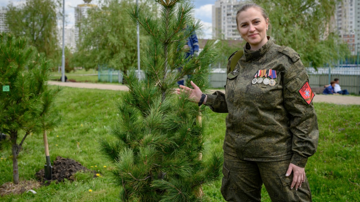 Участница СВО, военный психолог с позывным «Волчок» Ольга Гнездилова принимает участие в высадке кедров на «Аллее Доблести и Славы журналистов» в парке Артема Боровика. Мероприятие прошло в рамках международной акции «Сад памяти»