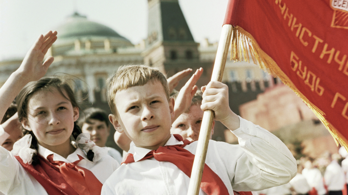 Участники торжественной церемонии принятия в пионеры на Красной площади в Москве. 1965 год