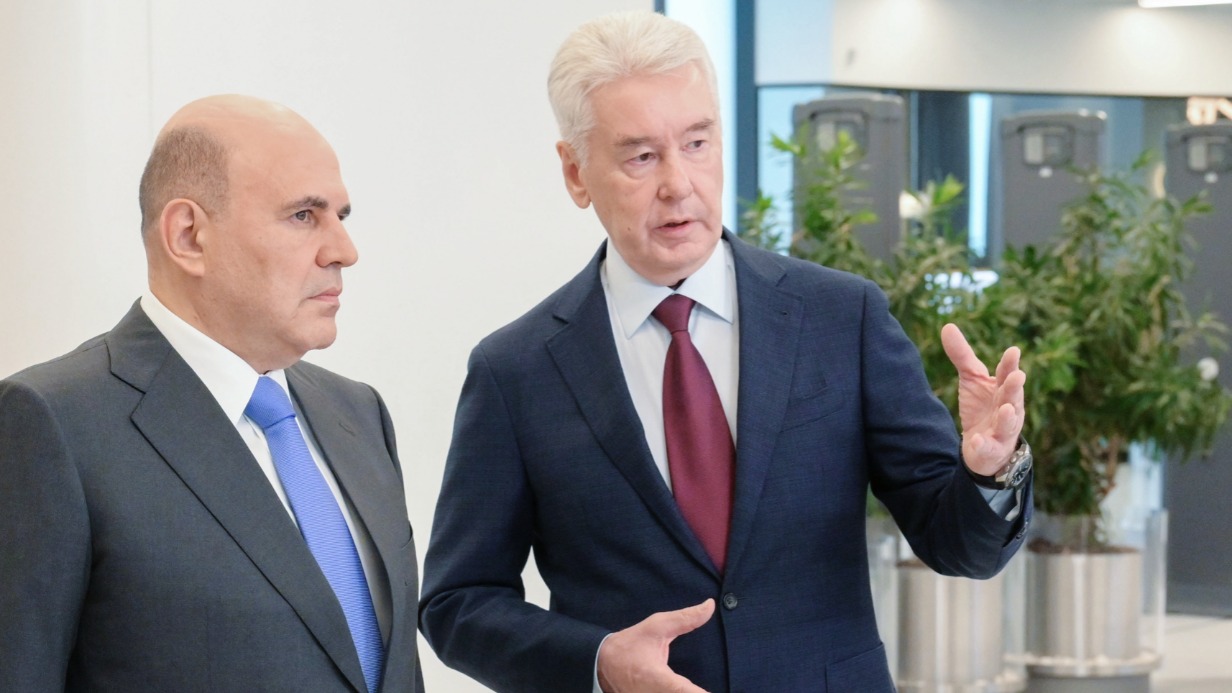 Председатель правительства Российской Федерации Михаил Мишустин (слева) и мэр Москвы Сергей Собянин посетили кластер «Ломоносов» Инновационного научно-технологического центра МГУ. В фокусе внимания — поддержка высокотехнологичных предприятий, малого и среднего бизнеса