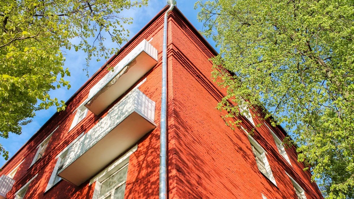 На юге Москвы приступили к капитальному ремонту дома 1958 года постройки