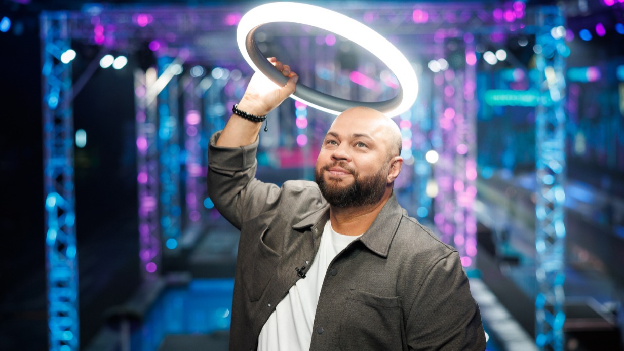 Актер Роман Постовалов в образе ведущего шоу «Суперниндзя. Дети»