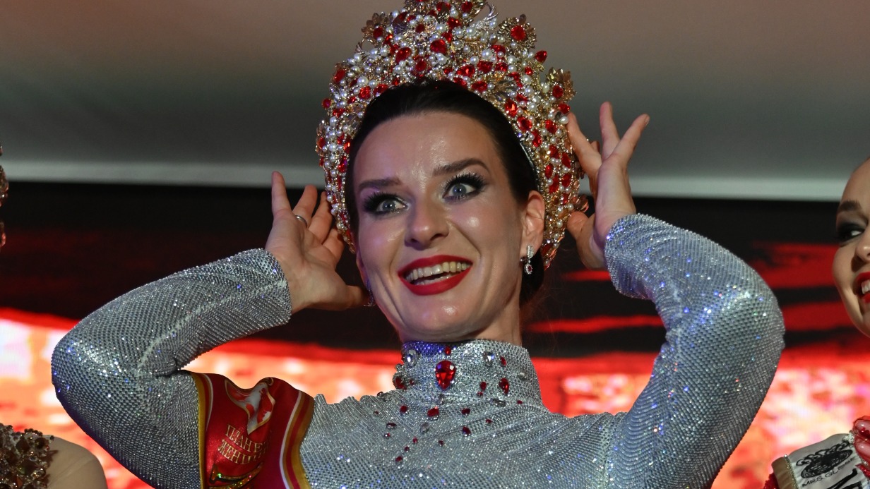 «Миссис Москва 2025» Марина Куклачева поднялась на сцену в серебряном платье, на воротнике которого будто танцевали языки пламени