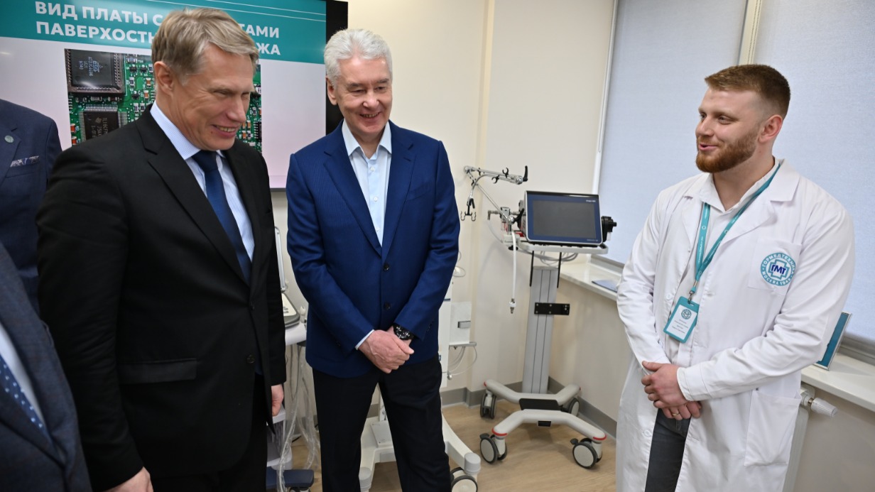 Начальник инженерной службы Гормедтехники Кирилл Дротнев (справа) рассказал мэру Москвы Сергею Собянину (в центре) и министру здравоохранения России Михаилу Мурашко о возможностях Московского медицинского техноцентра