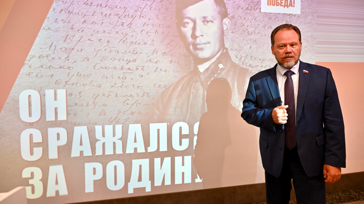 Внук советского писателя и военного корреспондента Михаила Шолохова Александр на выставке, посвященной его деду