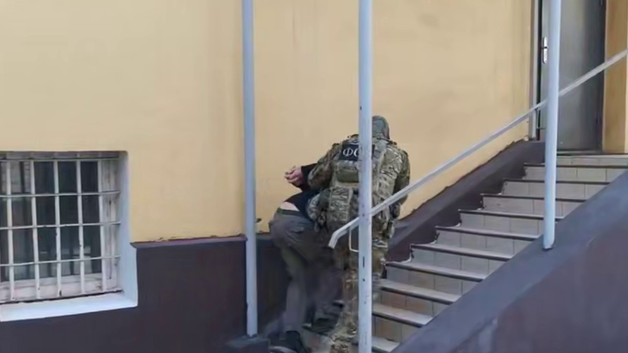 ФСБ опубликовала видео задержания россиянина, помогавшего спецслужбам Украины