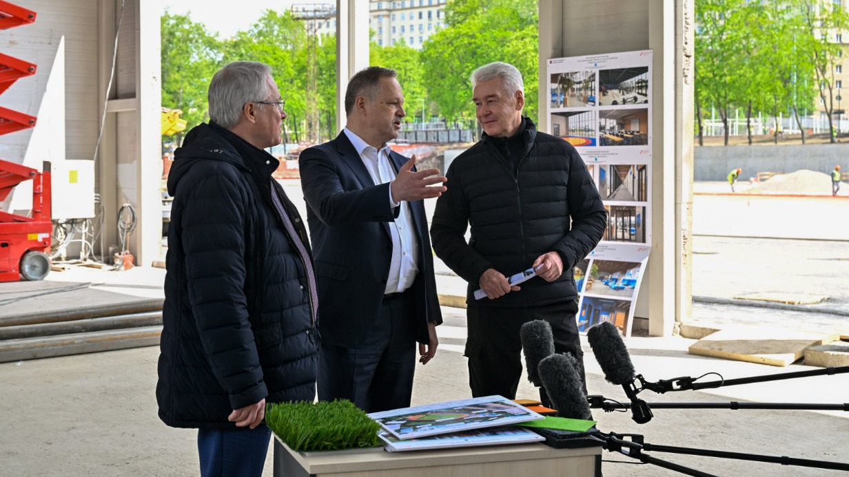Мэр Москвы Сергей Собянин, ректор МГТУ имени Баумана Михаил Гордин и президент университета Анатолий Александров (справа налево) обсудили развитие стадиона «Металлург» 