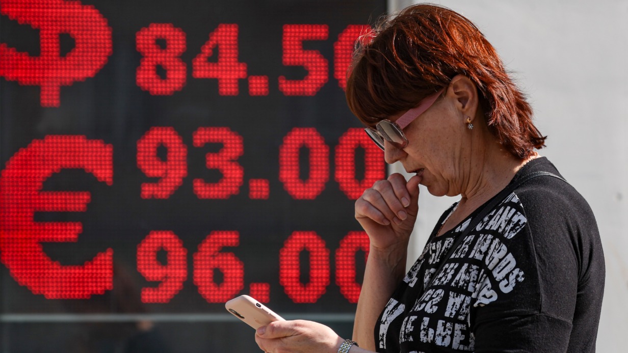 Пока рубль продолжает расти к американской и европейской валютам