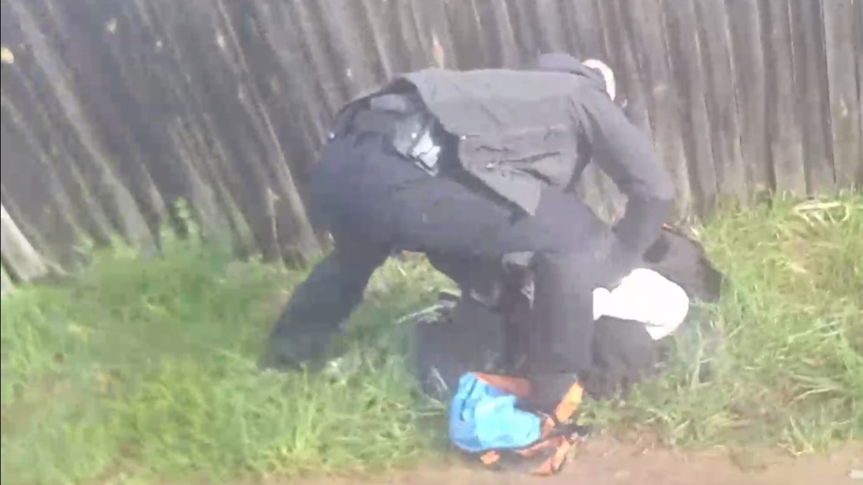 В Сети появились кадры задержания подростков за попытку поджога здания Минобороны