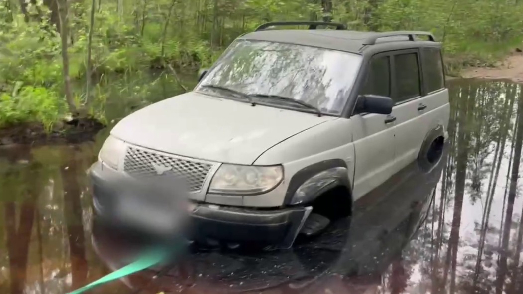 Тела четырех мужчин нашли в автомобиле у озера в Нижегородской области 