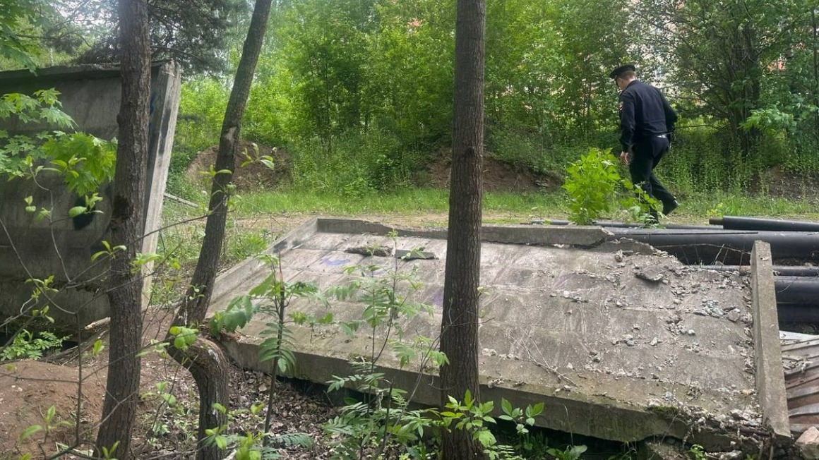 СК возбудил дело после падения бетонной плиты на двух школьников в Подмосковье