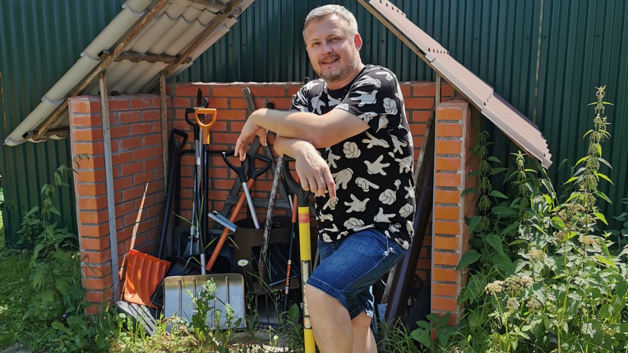 Москвич Виталий Соболев заранее начал приводить участок в порядок