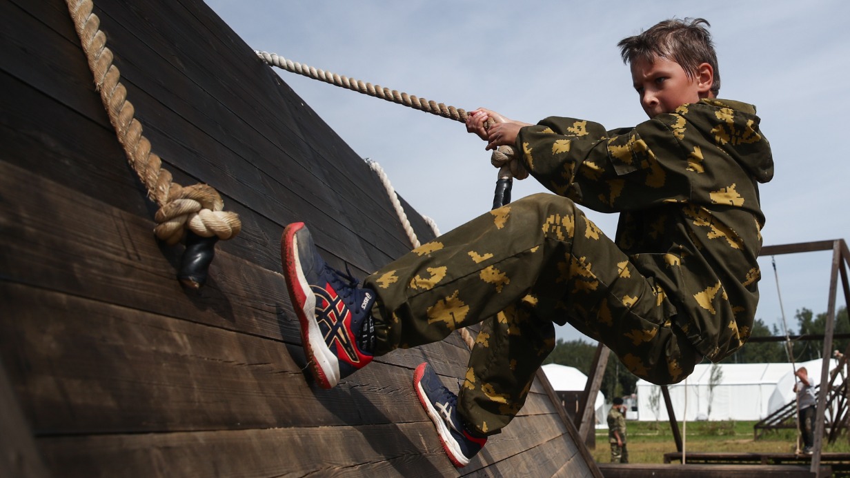 В военно-патриотическом «Лагере настоящих героев» ребята преодолевают полосу препятствий