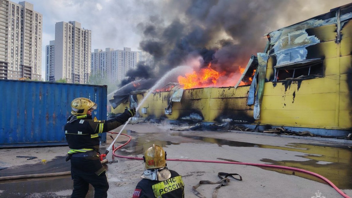 Площадь пожара в промзоне в подмосковных Котельниках резко увеличилась