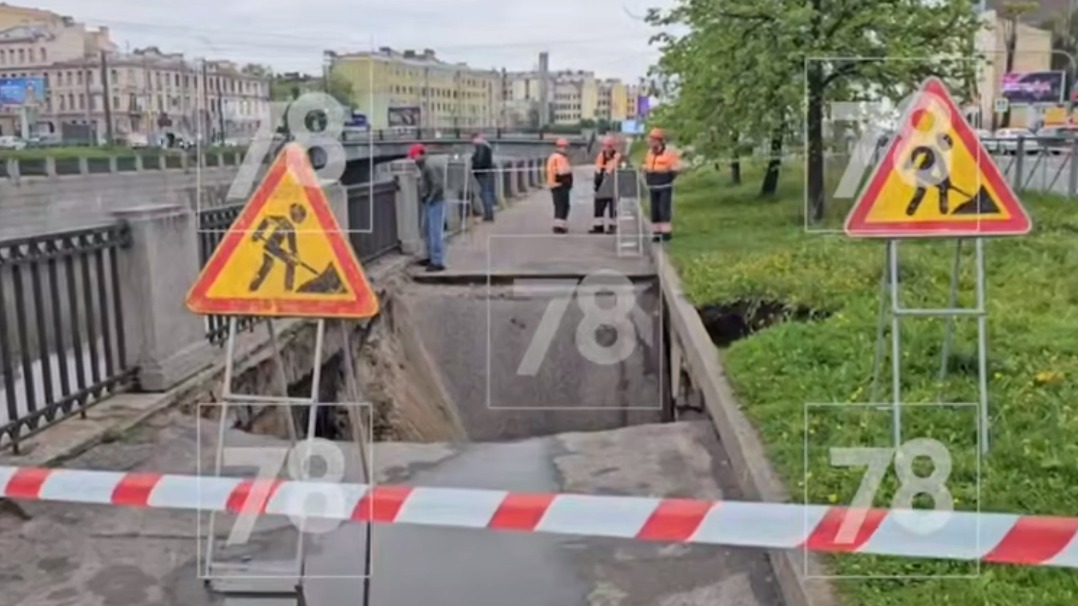 Участок набережной Обводного канала в Петербурге ушел под землю