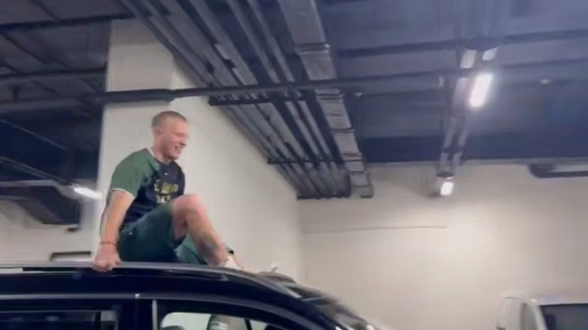 Футболисты «Краснодара» на крышах машин выехали с арены после чемпионства