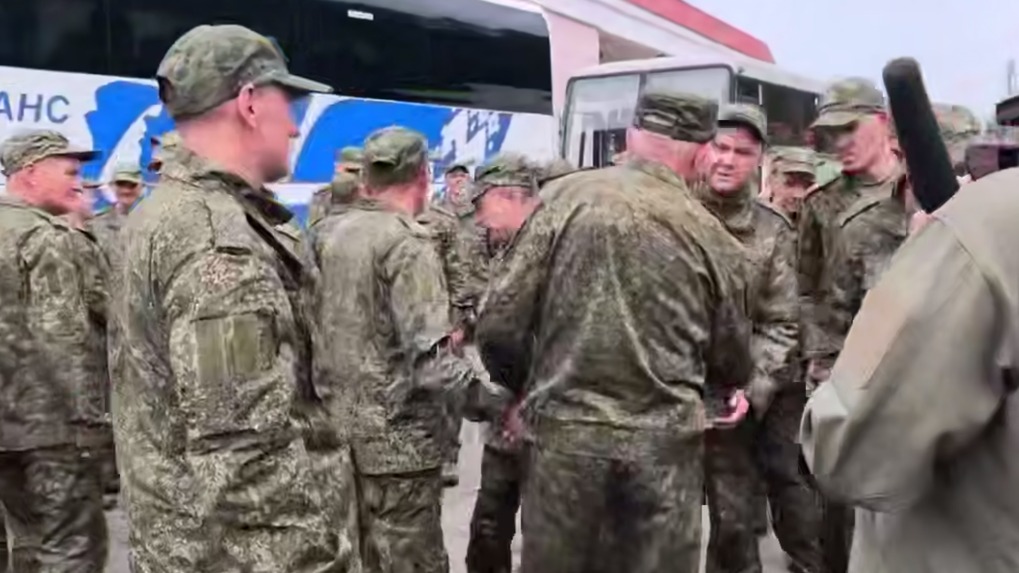 МО показало кадры завершающего этапа обмена военнопленными между РФ и Украиной