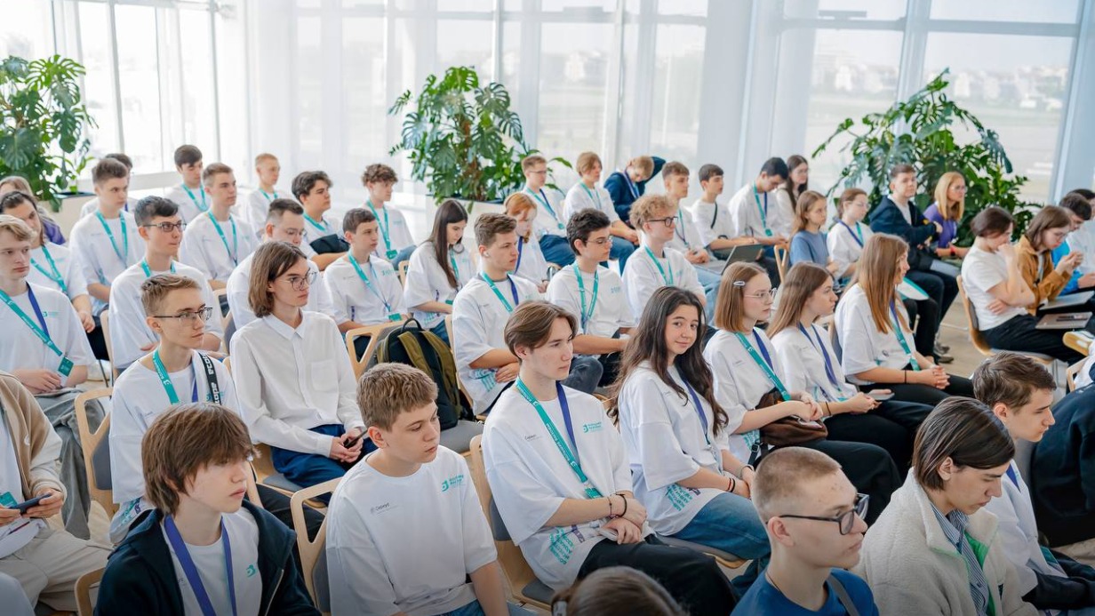 Собянин поздравил московских школьников — победителей конкурса «Большие вызовы»