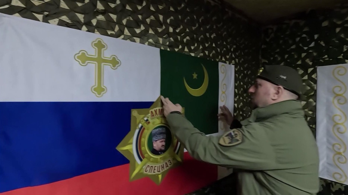 «Объединяет всех»: Алаудинов показал флаг «Ахмата» с крестом и полумесяцем 