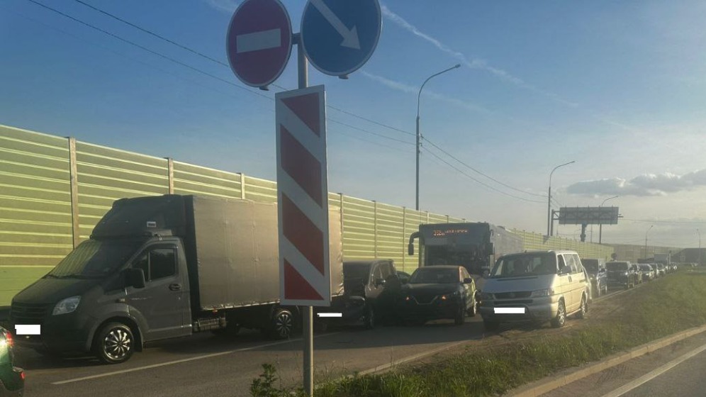 Автобус столкнулся с пятью автомобилями в подмосковном Солнечногорске