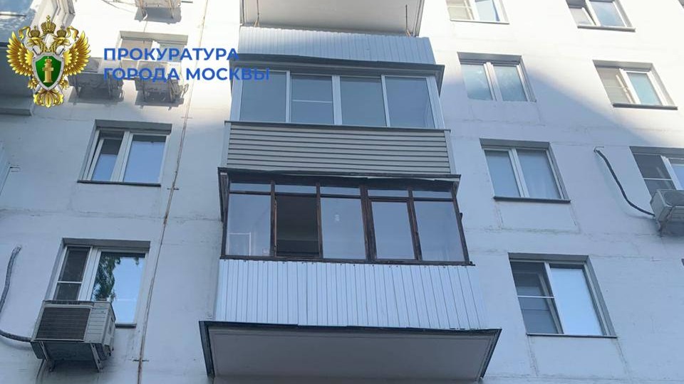 Двухлетний ребенок в Москве выпал из окна, опершись на москитную сетку