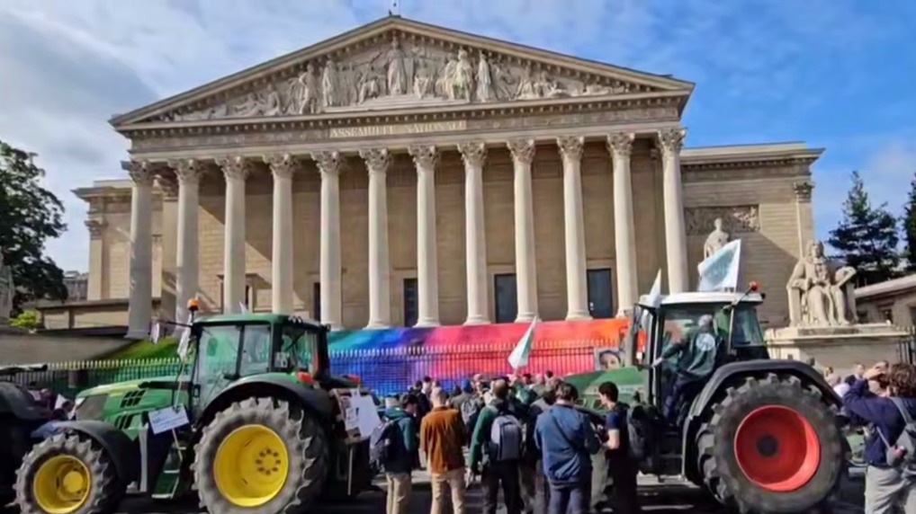 Фермеры на тракторах приехали к зданию нижней палаты парламента в Париже