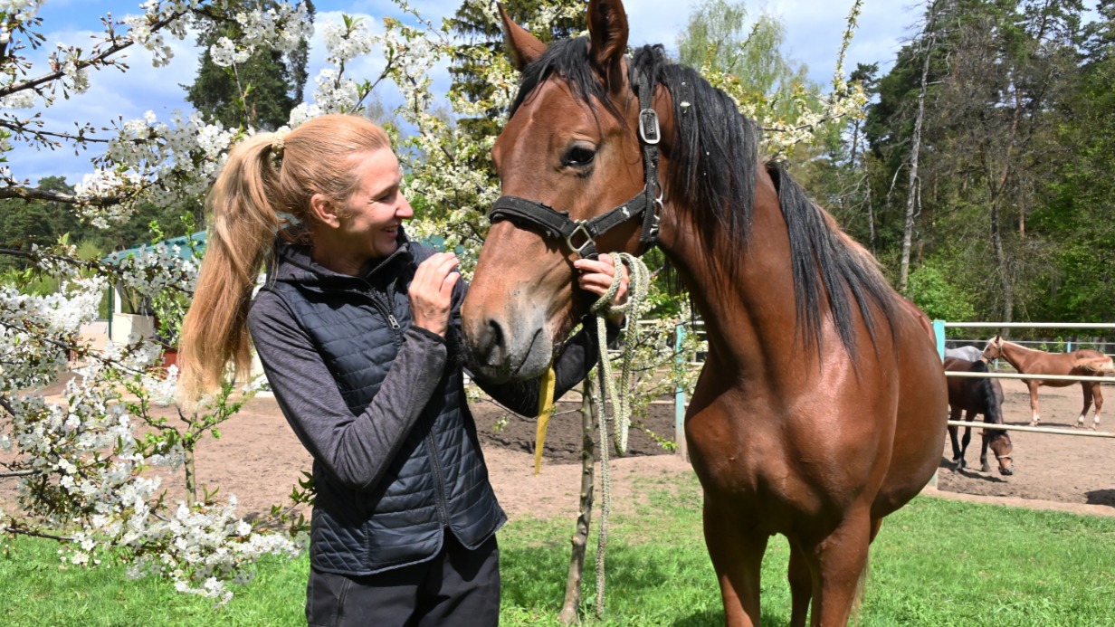 Волонтер Московского конного завода № 1 Александра Фетищева и лошадь Кудря