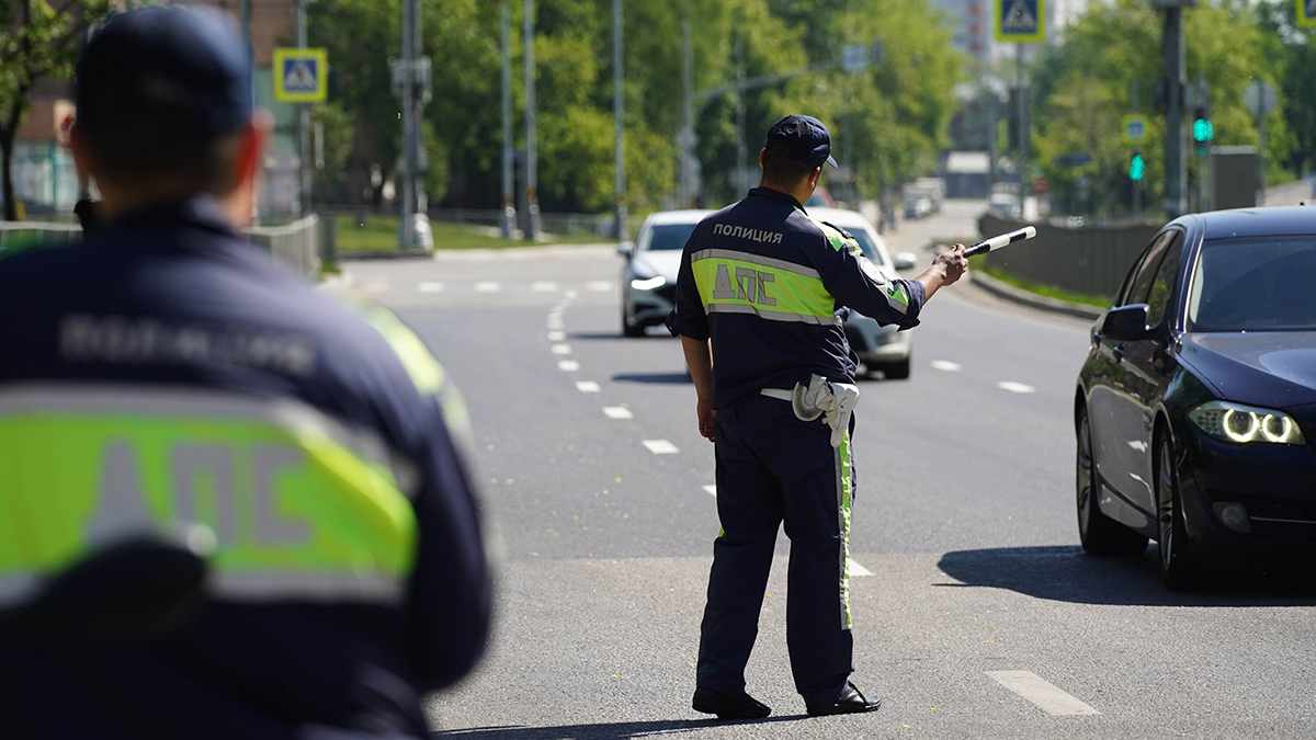 300 долларов: на иностранца с липовыми правами возбудили дело о взятке в Москве 