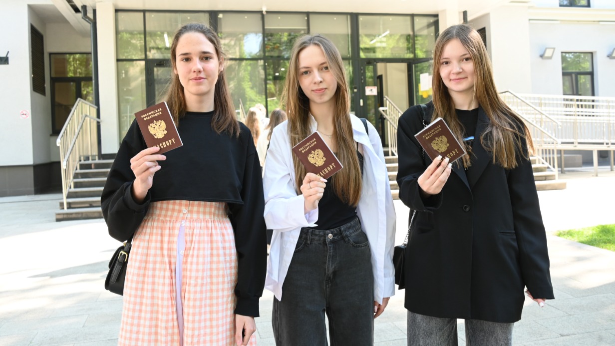 Одиннадцатиклассницы Надежда Горбик, Дарья Михайлова и Александра Серпунина (слева направо) сдавали ЕГЭ по истории в школе № 281