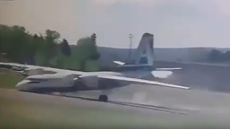 Видео с моментом жесткой посадки Ан-24 в Иркутской области появилось в Сети