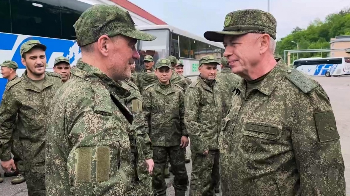 Заместитель министра обороны РФ Александр Фомин (справа) разговаривает с российскими военнослужащими, возвращенными из украинского плена