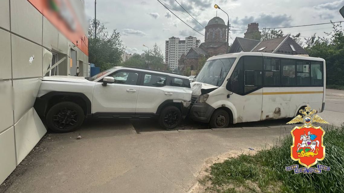 Автобус врезался во внедорожник, который от удара протаранил магазин в Лобне