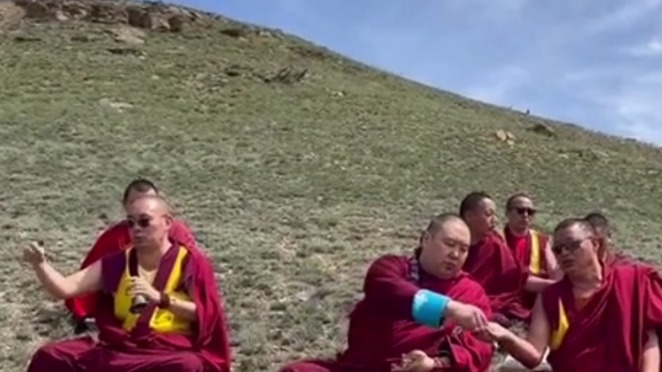 Тибетские монахи освятили самую большую мантру в России