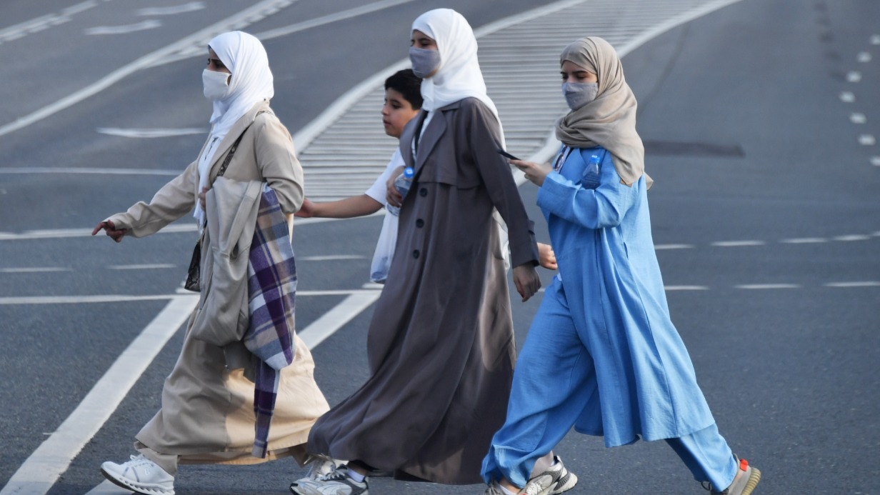 Девушки в хиджабах с ребенком переходят дорогу в столице. Образцы религиозной моды мы можем встретить все чаще. Как правило, их являют окружающим представители ислама — самой молодой и быстро набирающей паству мировой конфессии