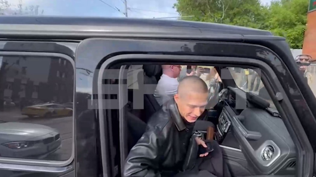 Глеб Калюжный приехал на черном «гелике» к призывному пункту в Москве