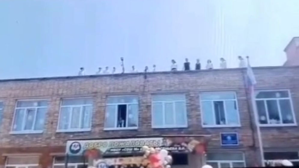 Ученики школы во Владивостоке станцевали на крыше на последнем звонке