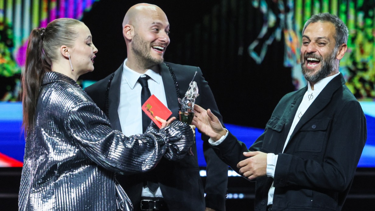 Церемония закрытия Московского международного кинофестиваля в театре «Россия», слева направо: актриса Юлия Хлынина, итальянский режиссер, актер Фабио Масса и турецкий актер, режиссер, сценарист Эркан Колчак Кестендиль 