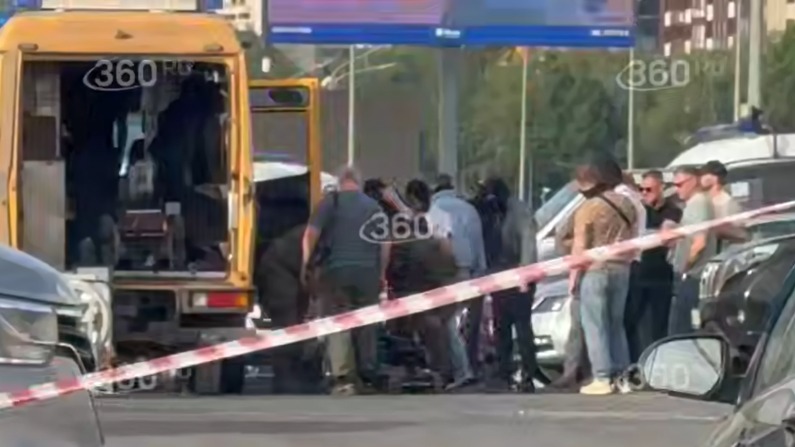 Автомобиль со странной коробкой под днищем на парковке в Москве проверяют роботом 