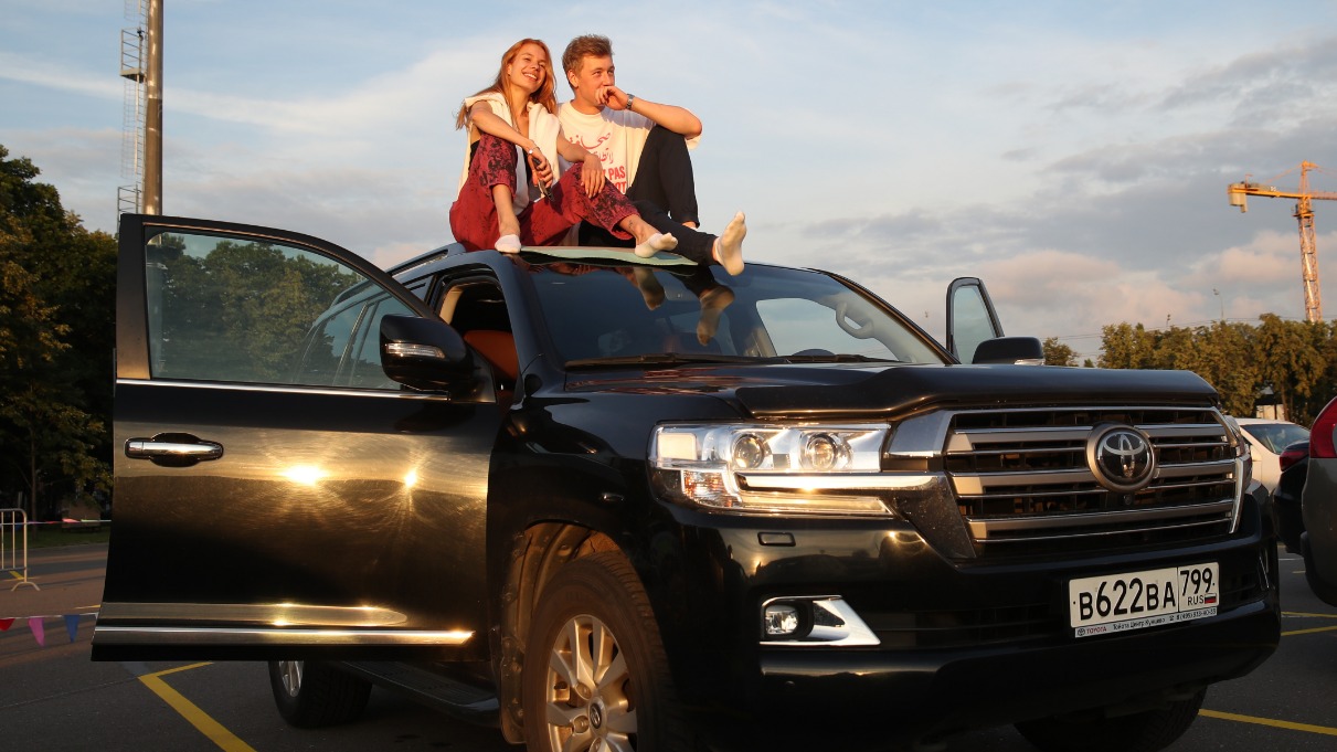 Москвичи хорошо узнают автомобили марки «Тойота» по логотипу, а особой популярностью пользуются внедорожники этого бренда