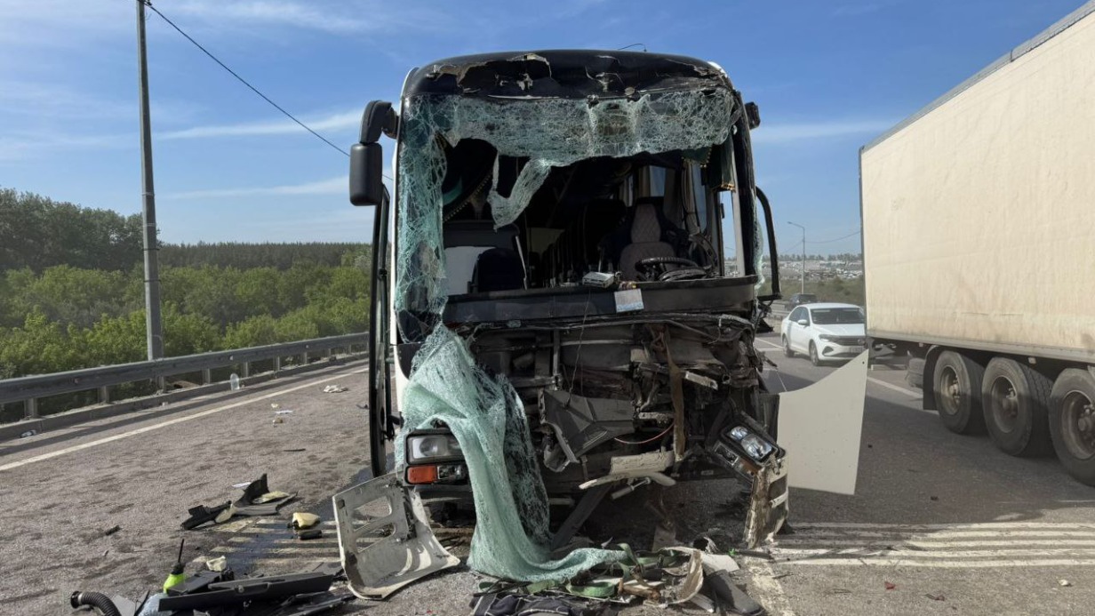 Минимум 14 человек пострадали при столкновении автобуса и грузовика под Воронежем