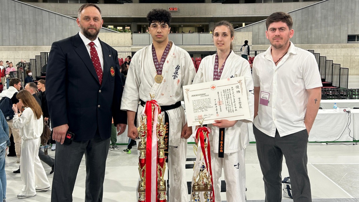 Тренер сборной России Артем Леонов, чемпионы мира Рашад Гусейнов и Александра Казарян, тренер сборной Москвы Торнике Курцикидзе (слева направо) на церемонии награждения в Токио