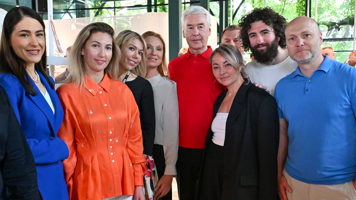 Мэр Москвы Сергей Собянин (в центре) вместе с предпринимателями, продукция которых представлена на «Зеленом маркете» программы «Сделано в Москве» на Болотной площади