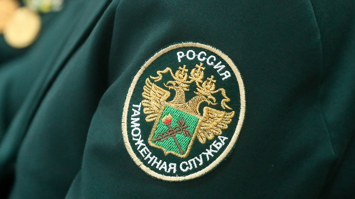 Иностранка пыталась обмануть таможенников и вывезти в Китай 30 тысяч долларов