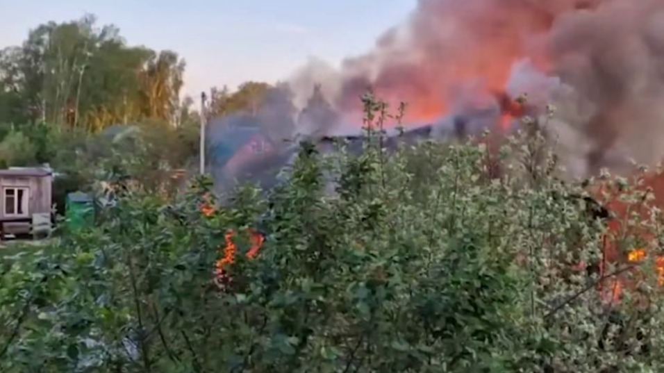В Сети появилось видео с полыхающим жилым домом после атаки дронов ВСУ в Чехове