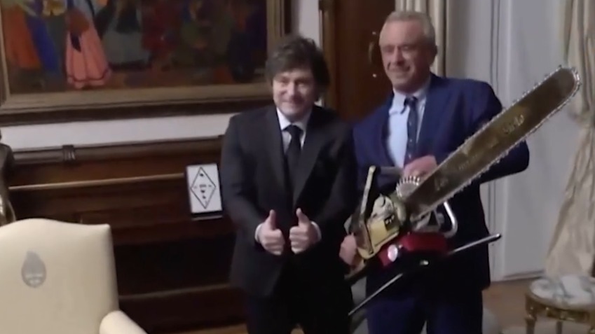 Президент Аргентины Милей встретил главу Минздрава США с золотой бензопилой