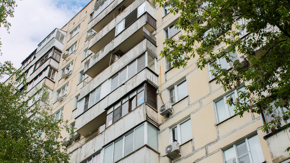 В двух жилых домах на 3-й Парковой улице проходит замена лифтового оборудования