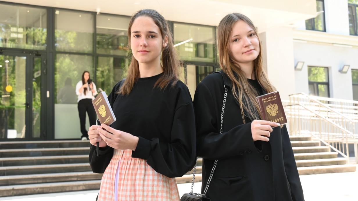 Школьницы Надежда Горбик (слева) и Александра Серпунина на ЕГЭ по истории