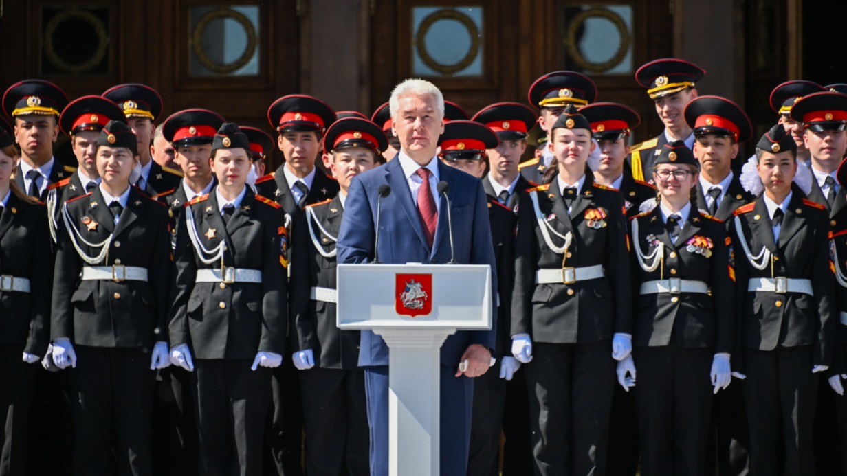 Мэр Москвы Сергей Собянин принял участие в ежегодном параде кадетского движения. Обращаясь к его участникам, среди которых были ребята из разных регионов России и Беларуси, мэр отметил важность сохранения традиций кадетского братства. Затем по площади Победы прошли маршем 52 парадных расчета