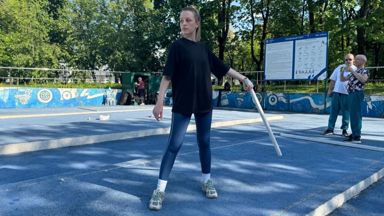 Участница команды, заместитель редактора службы новостей по вечернему выпуску Екатерина Суворова тренируется бросать биту и выбивать городки