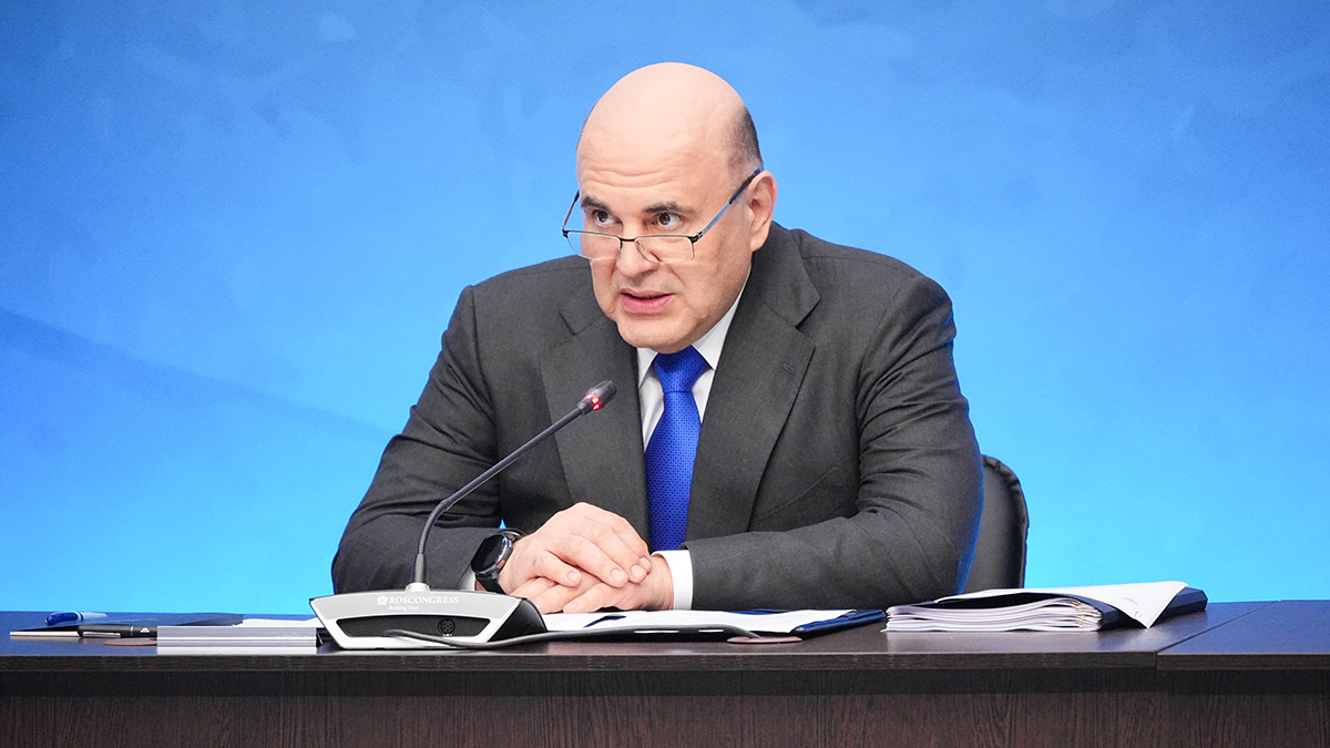 Мишустин назвал безобразием трату времени учителями на документы, а не на детей